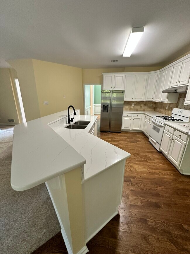 Building Photo - 420 White Rose Trce