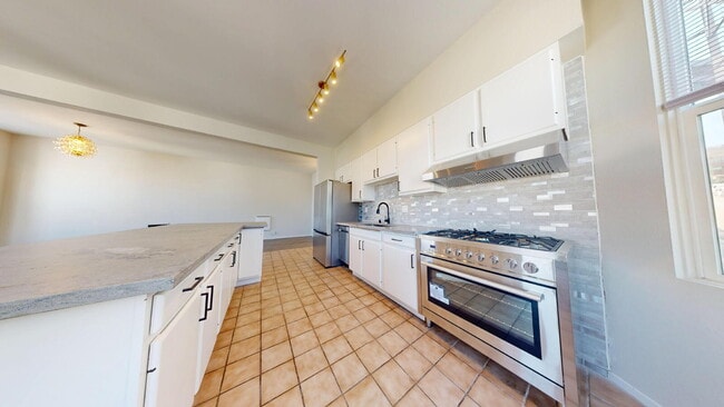 Building Photo - Gorgeous Remodeled 3BD/2BA with Parking & City Views in Nob Hill