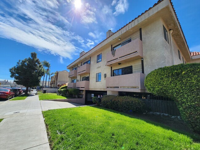 Primary Photo - 3747 Kelton Ave
