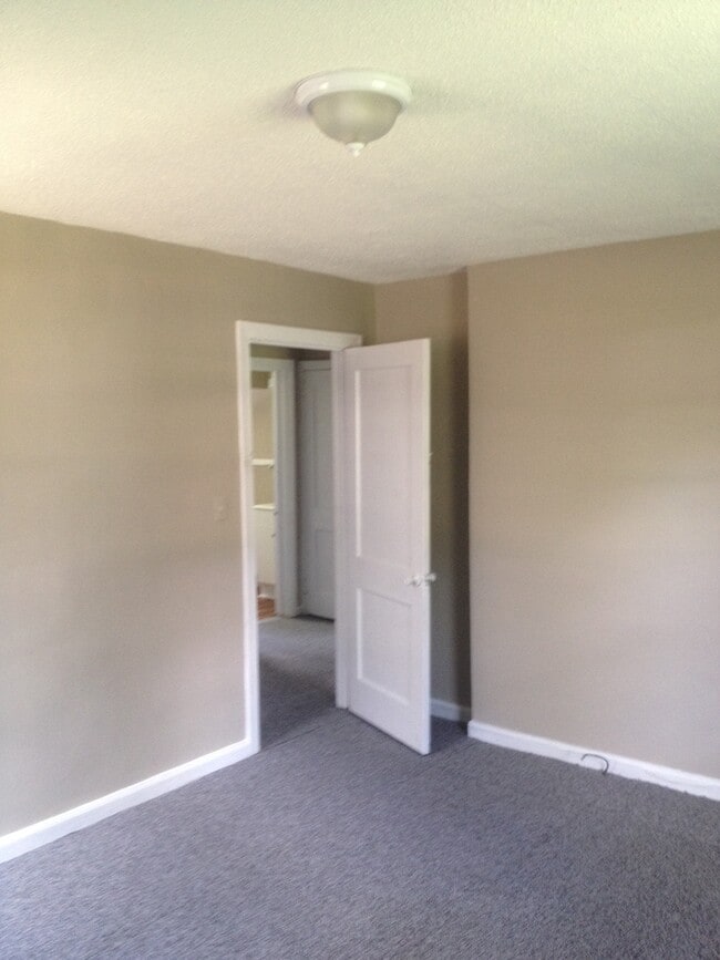 Building Photo - **AVAILABLE NOW**2 bedroom / 1 bathroom Ho...