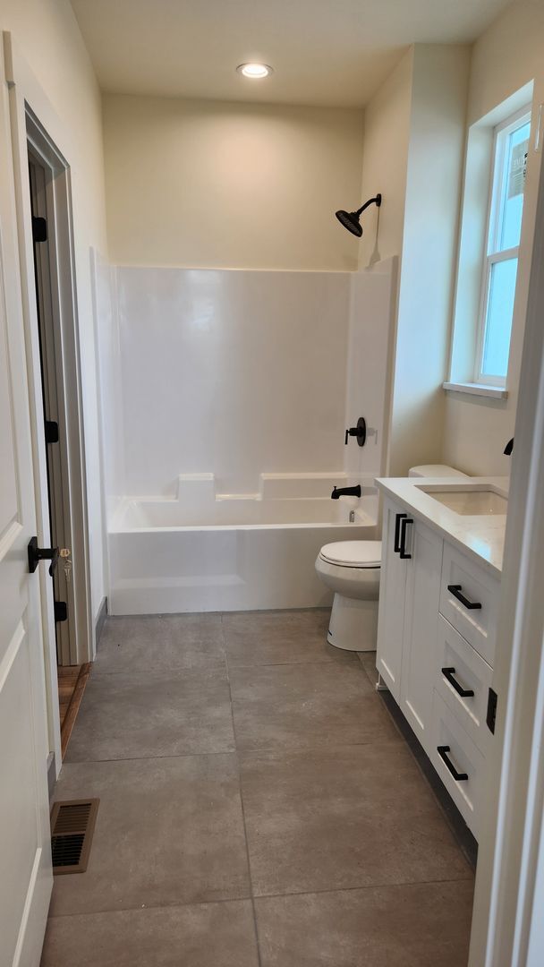 Building Photo - 4 bed 2 bath New Build in McConihe area cl...