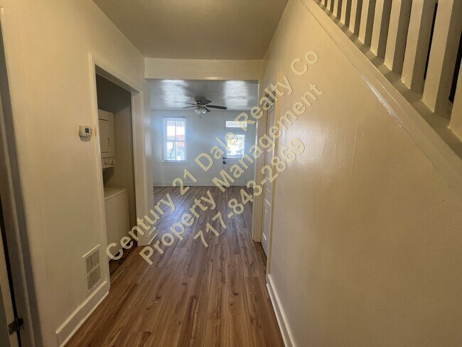 Building Photo - Beautifully redone 3 BR, 1 Bath Townhouse in York Suburban Schools