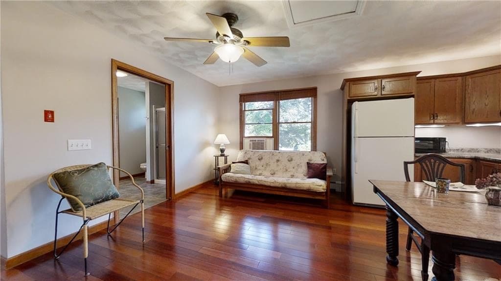 Building Photo - 121 Briarwood Dr