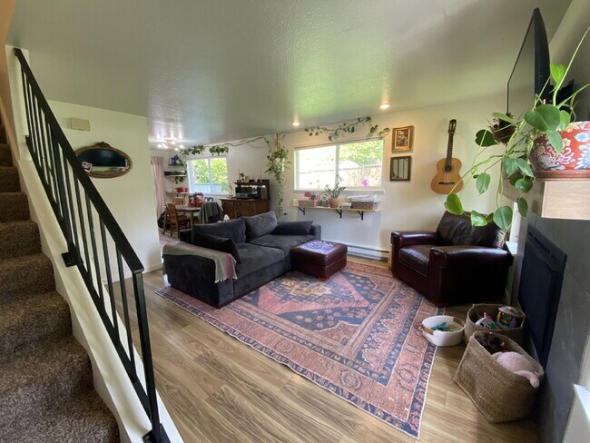 Building Photo - Spacious 2-Bedroom Townhome in Fairhaven with Spacious Fenced Yard