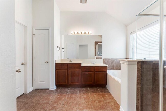 Building Photo - 28519 Lockeridge View Dr
