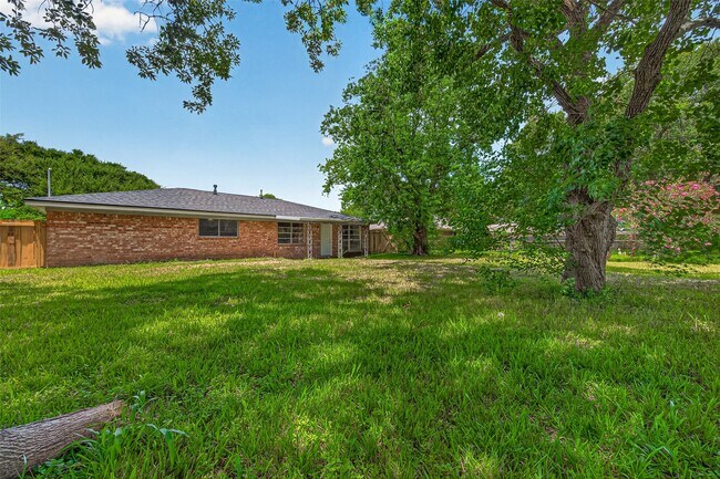 Building Photo - 2013 Long Dr