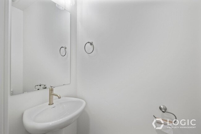 Building Photo - Beautiful Townhome in Wonderful Location!