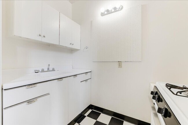 Building Photo - Quaint 2 Bedroom 1 Bath Apartment in Vintage Victorian Style Home!