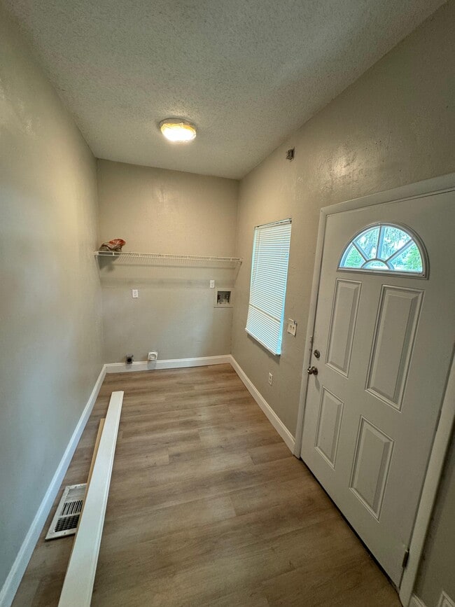 Building Photo - 601 Vera St