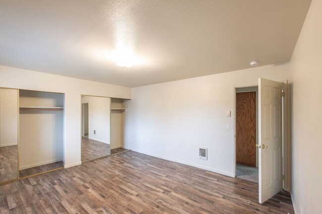 Building Photo - *MOVE IN SPECIAL** Close To The Heart of Down Town Lebanon!