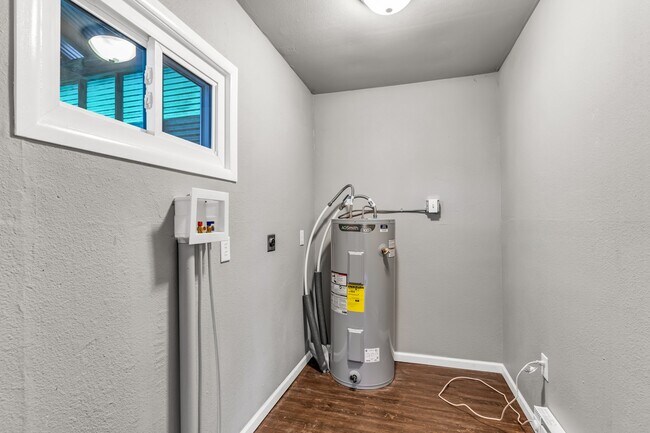 Building Photo - 2072 Oriole Rd