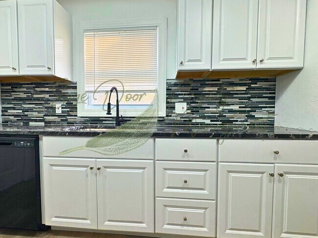 Building Photo - 5 BEDROOM IN INDEPENDENCE!!!