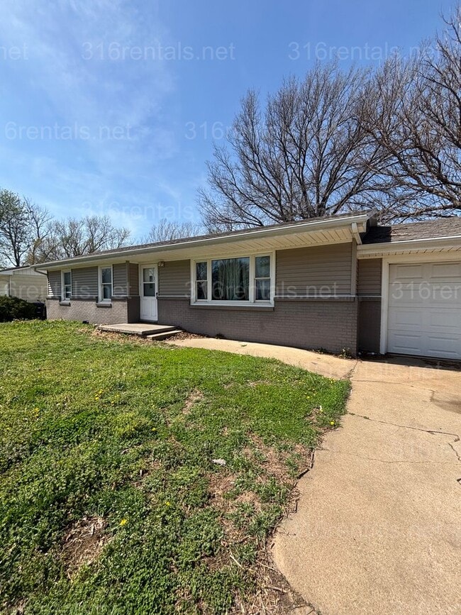 Building Photo - 3 bed 1 bath house available NOW!