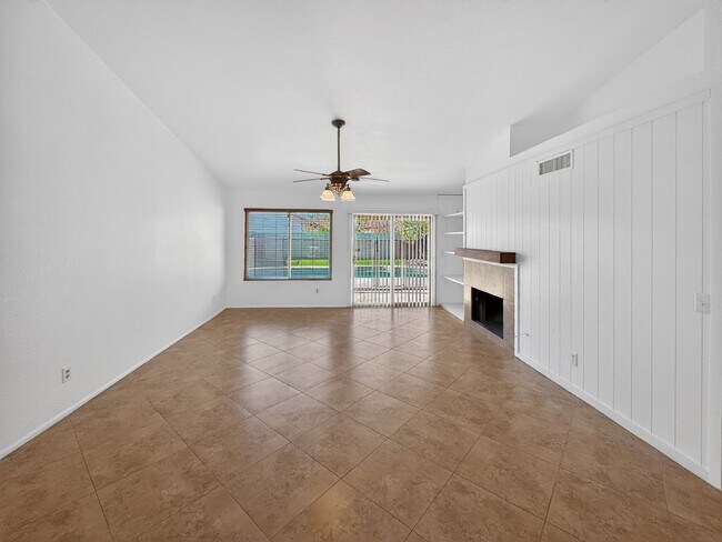 Building Photo - Spacious 4 Bedroom Pool Home in Quiet Cul De Sac