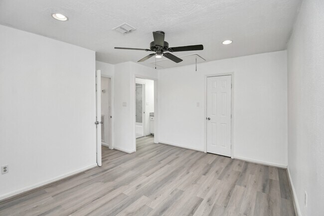 Building Photo - 8573 Wilcrest Dr