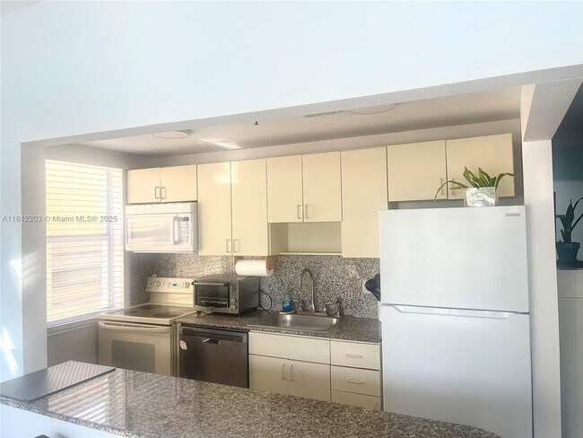 Building Photo - 918 Ocean Dr