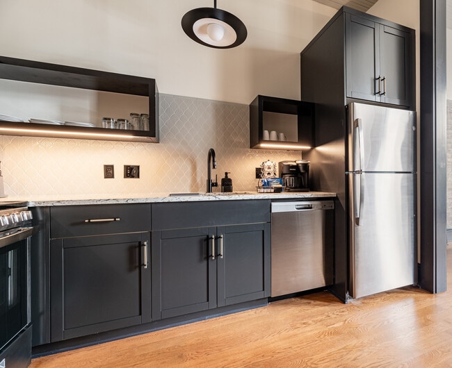 Building Photo - 1011 Canal St