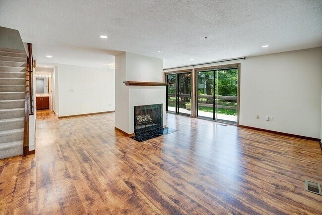 Building Photo - 559 Great Elm Way