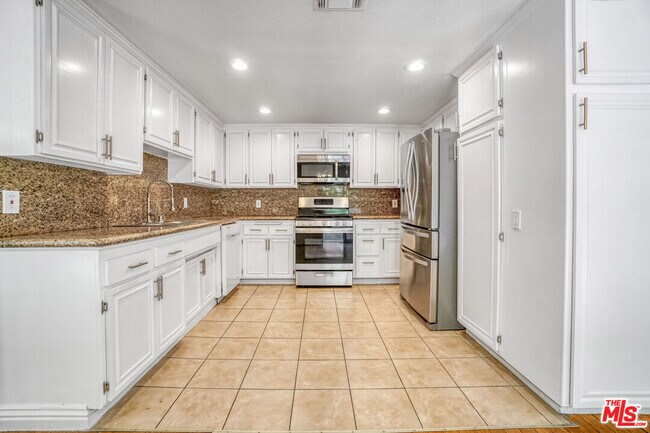 Building Photo - 5534 Sylmar Ave