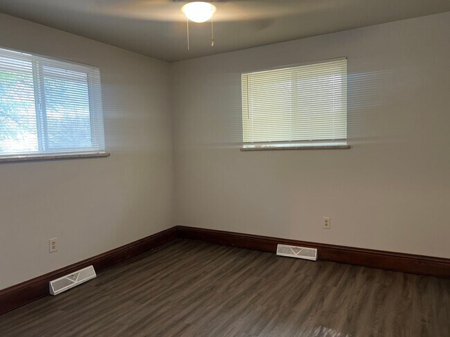 Building Photo - 2 Bed 1 Bath in Edgewater!