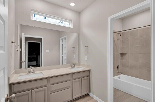 Building Photo - 16012 Oregon Oak Dr