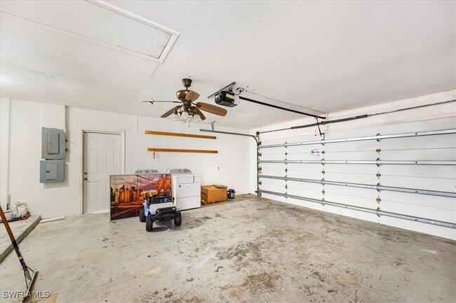 Building Photo - 915 SE 20th St