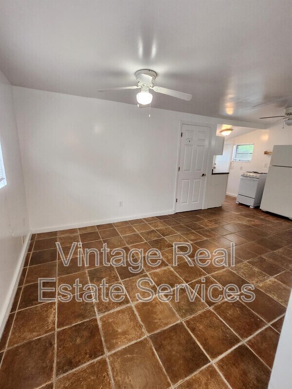 Building Photo - 309 W Comanche Ave