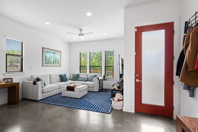 Building Photo - Charming Home Awaits: Spacious & Modern Living in a Prime Location