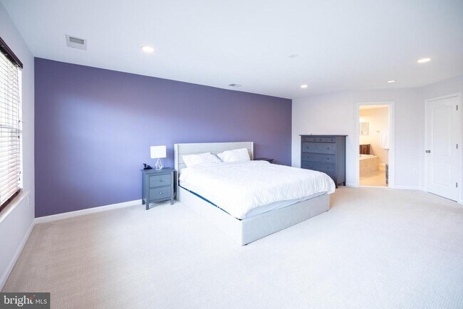Building Photo - 8727 Raleigh Mews