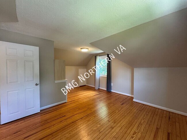 Building Photo - 1909 Rollins Dr