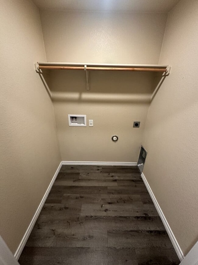 Building Photo - AVAILABLE NOW! (SECTION 8 ACCEPTED)