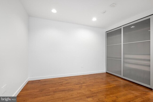 Building Photo - 530 S 15th St