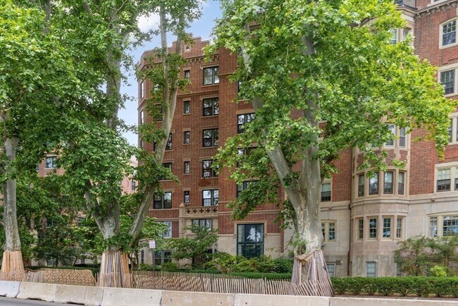 Building Photo - 987 Memorial Dr