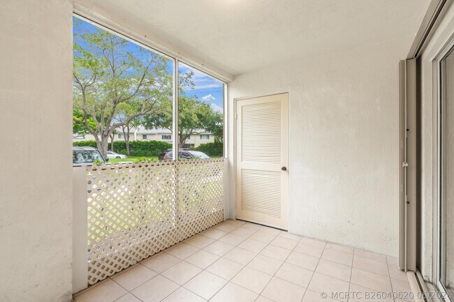 Building Photo - 9855 Westview Dr