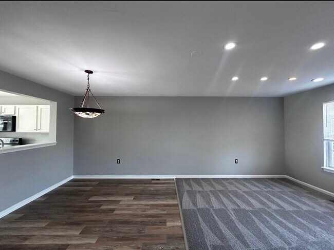 Building Photo - 3 Bedrooms 2.5 Bathrooms