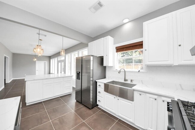 Building Photo - 6622 Park Ln