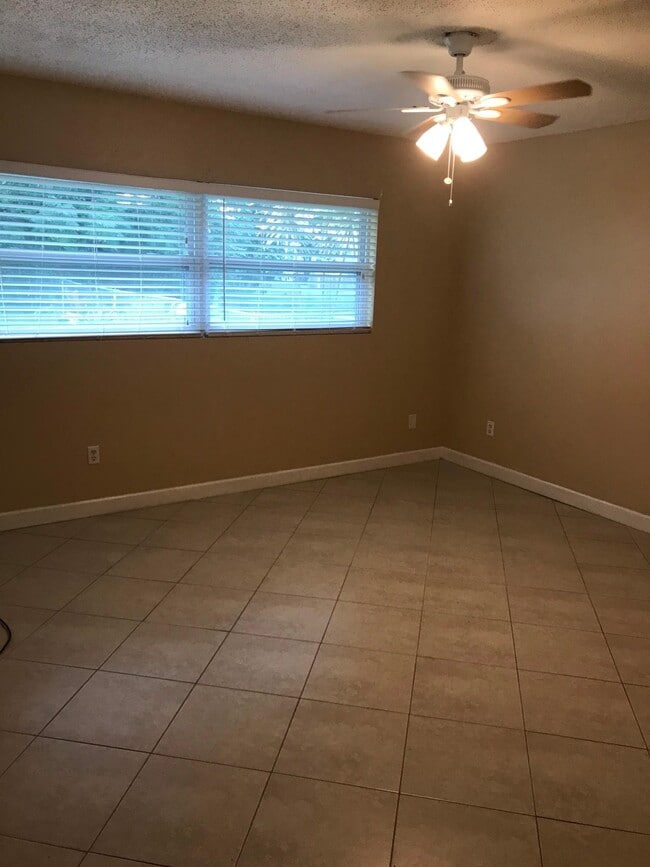 Building Photo - 332 NE Cullman Ct