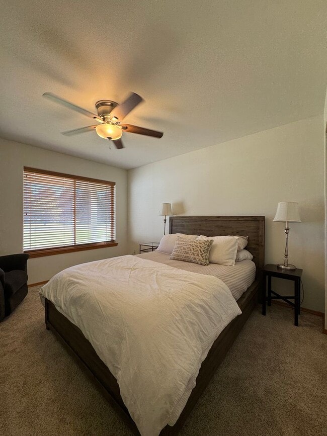 Building Photo - Expansive & Modern 4-Bedroom Home for Rent