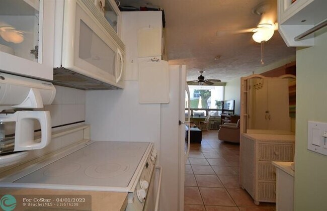Building Photo - 4228 N Ocean Dr