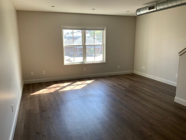 Building Photo - 307 Main St