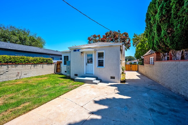 Building Photo - 8807 Cimarron St