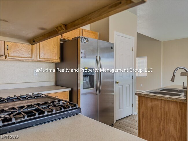 Building Photo - 3824 Hollycroft Dr