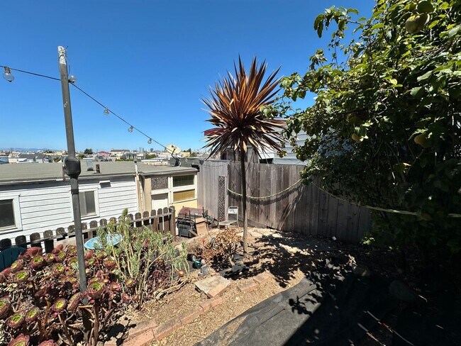Building Photo - 660-664 Precita Avenue