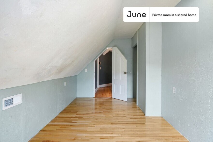 Building Photo - Room in Shared 7 bed/2.5 bath home