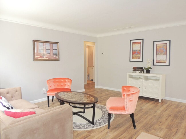 Building Photo - Breathtaking 3 bedroom, 1 bath Mayfield He...