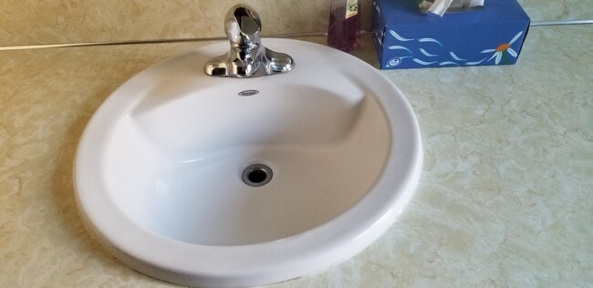 Building Photo - 3 bedroom, 2 bathroom home in well established neighborhood.