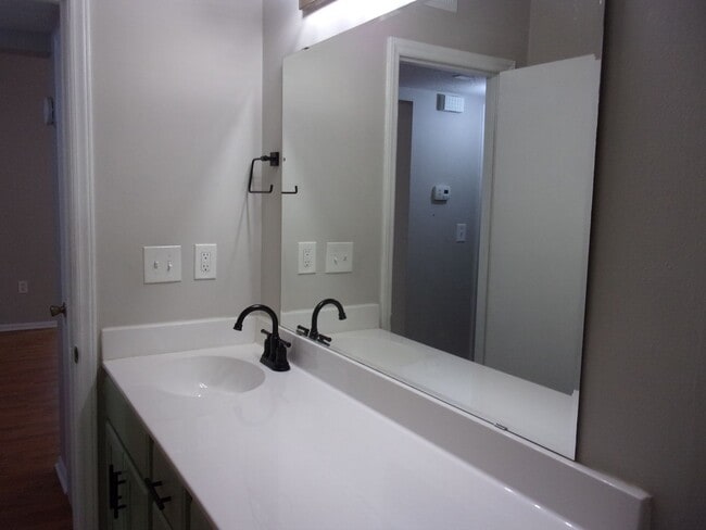 Building Photo - 2 Bedroom 1 Bath Condo with Private Deck in Hunters Chase