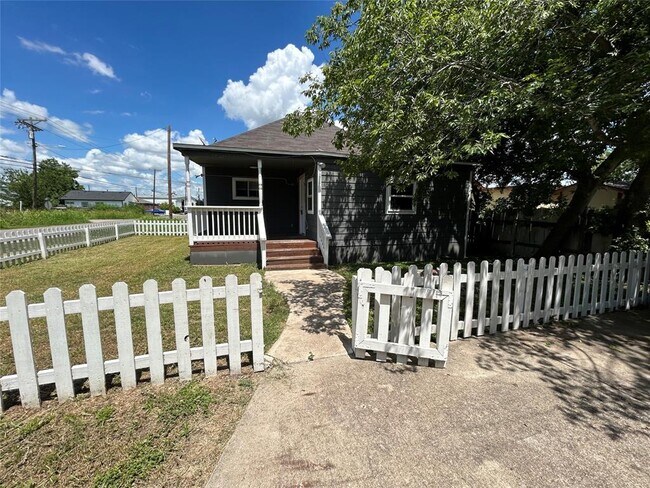 Building Photo - 400 Symes St