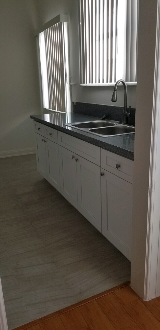 Kitchen - 1955 N Vermont Ave