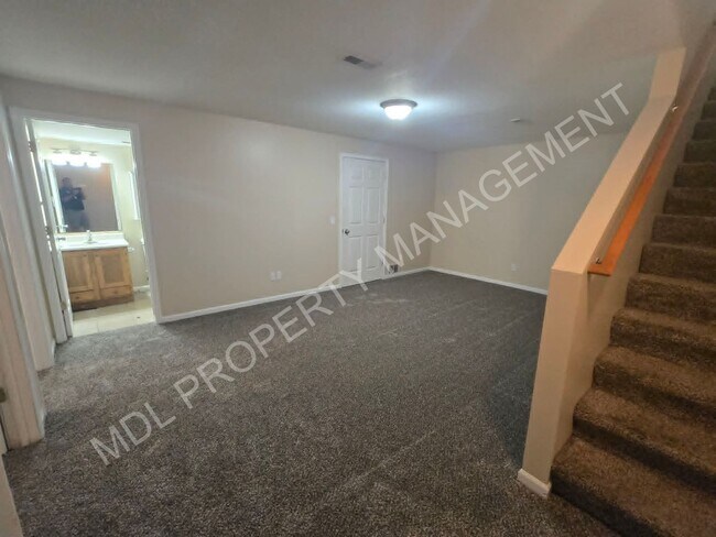 Building Photo - 4-Bedroom Duplex in Midland